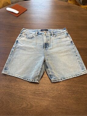 Abercrombie & Fitch
AUTHENTIC RIGID DENIM
LOOSE SHORT